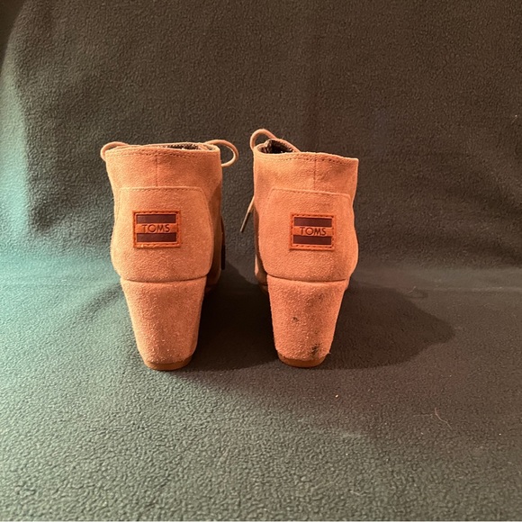 Toms Women's Desert Wedge Taupe Suede Booties - Size 6 - Picture 6 of 14